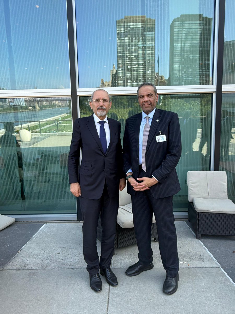 التقى معالي السيد عبدالله علي اليحيا، وزير الخارجية، بمعالي السيد أيمن حسين الصفدي، نائب رئيس الوزراء ووزير الخارجية وشؤون المغتربين في المملكة الأردنية الهاشمية، يوم الاثنين الموافق 28 يوليو 2025، وذلك على هامش المؤتمر الدولي رفيع المستوى من أجل التسوية السلمية للقضية الفلسطينية