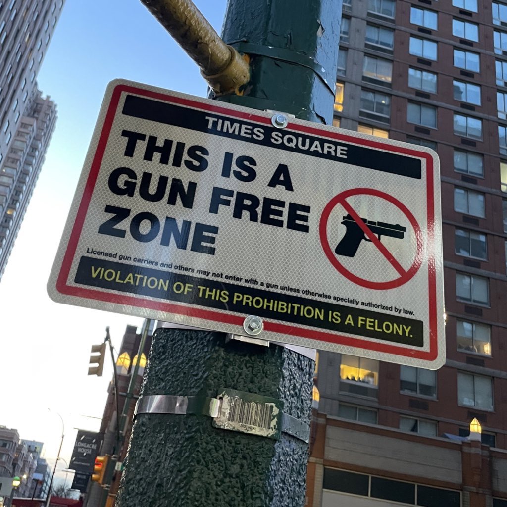 HomoConNYC's tweet image. Well I was biking home from work and crossed park Ave at 60th st and there were police, ambulances, firetrucks and helicopters.
Awful.
But thank God NYC spends time and money putting up these ridiculous fcking signs.