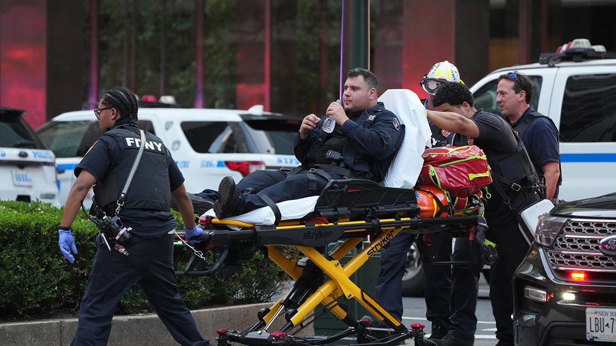 NYPD officers were seen with guns drawn after reports of gunfire erupting in Midtown Manhattan on Monday. fox5ny.com/news/gunshots-…