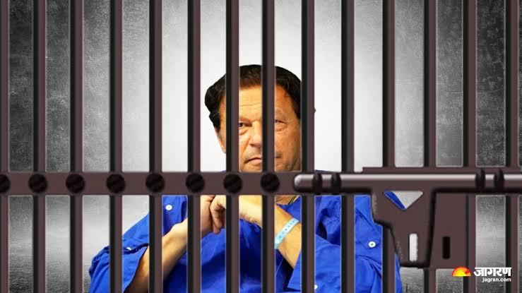 اگر آپ نظام میں تبدیلی لانا چاہتے ہیں تو گھروں میں بیٹھنے کے بجائے جدوجہد کریں۔ اللہ نے ہم پر یہ ذمہ داری ڈالی ہے کہ ہم معاشرے کو بدلنے کی کوشش کریں

تبدیلی کے لئے پانچ اگست کو نکلنا ہو گا