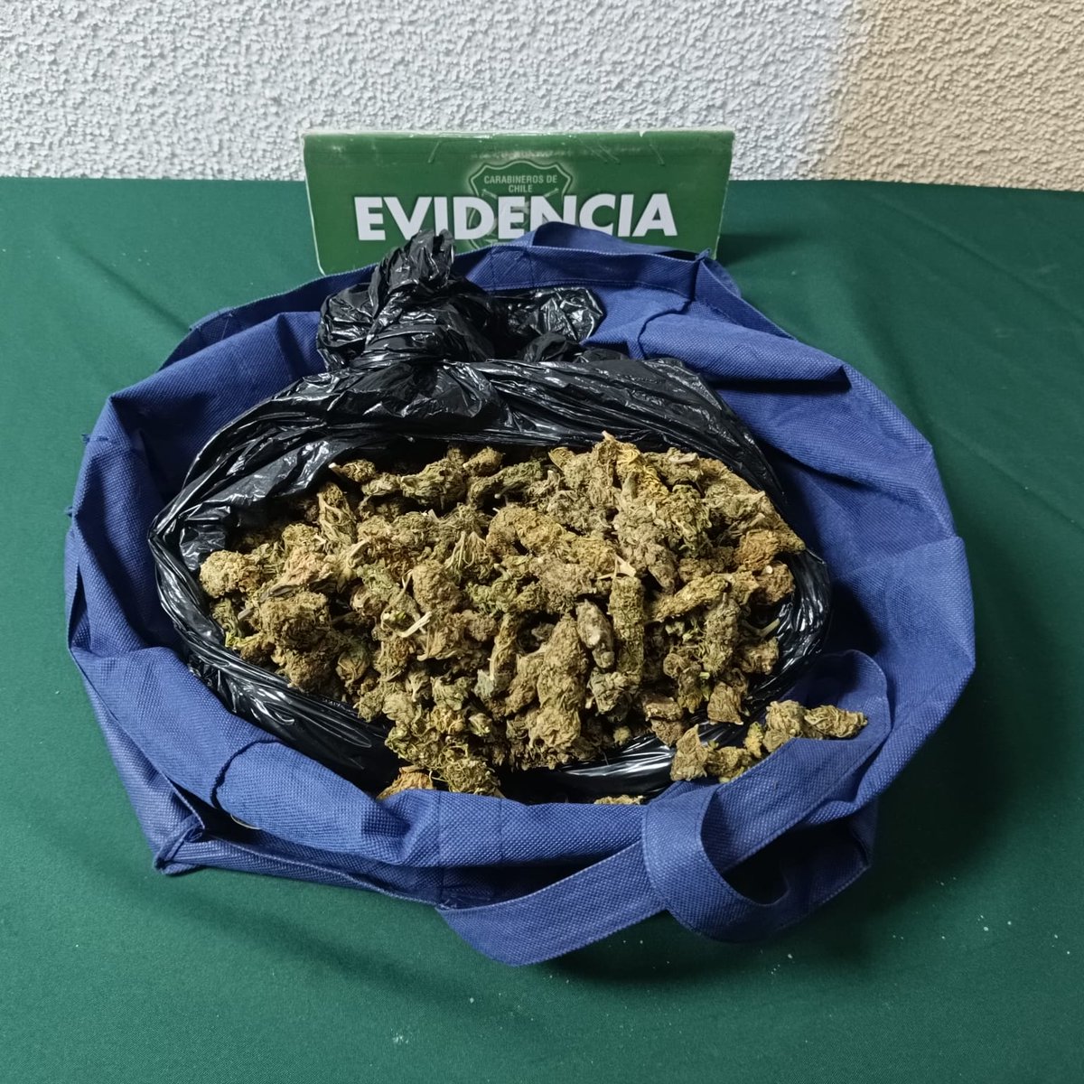 📍#Quilpué: Carabineros de la 2ª  Comisaría, detuvo a un sujeto por tráfico de drogas, incautando casi un kilo de marihuana elaborada, dinero en efectivo y otras especies. El detenido fue puesto a disposición del Ministerio Público.
#OrdenyPatria