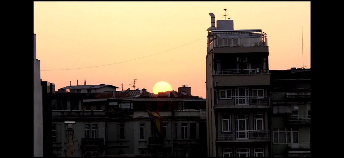 Zaten nerden baksan tutarsızlık ,
Nerden baksan ahmakça