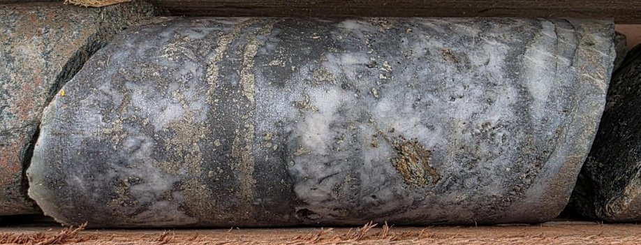 Aguia Resources Limited (ASX:AGR) (@aguiaresources) on Twitter photo š·Drill Hole SB-25-05, Vein #1 (58.95ā59.1m) shows quartz & high sulphide (>10% pyrite, 5% tetraedrite, 5% sphalerite, trace galena), returning 15.0 g/t Au over 0.45m (incl. 44.20 g/t Au & 74.2 g/t Ag over 0.15m, Sample Dg020015).
investorhub.aguiaresources.com.au/announcements/⦠#SantaBarbara #gold $AGR š·Drill Hole SB-25-05, Vein #1 (58.95ā59.1m) shows quartz & high sulphide (>10% pyrite, 5% tetraedrite, 5% sphalerite, trace galena), returning 15.0 g/t Au over 0.45m (incl. 44.20 g/t Au & 74.2 g/t Ag over 0.15m, Sample Dg020015).
investorhub.aguiaresources.com.au/announcements/⦠#SantaBarbara #gold $AGR