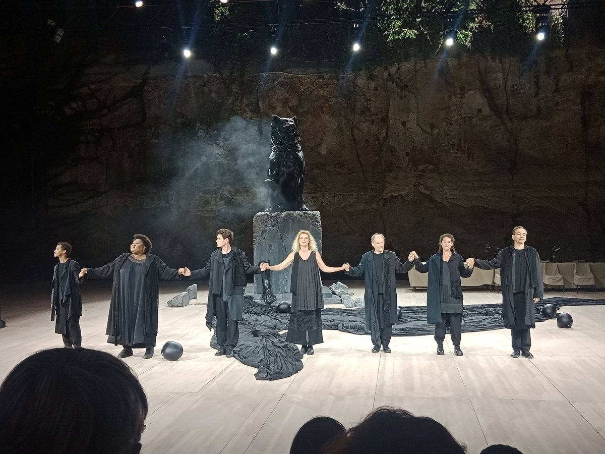 Estaria bé que el <a href="/grecfestivalbcn/">Grec Festival Bcn</a> ajudi una mica a anar al teatre. Programar una obra de més de 2 hores en dilluns i dimarts provoca que, per molt que vinguin 3 busos llençadera, les opcions de transporte públic quedin molt mermades. Per no parlar Dels cafès que cauran demà