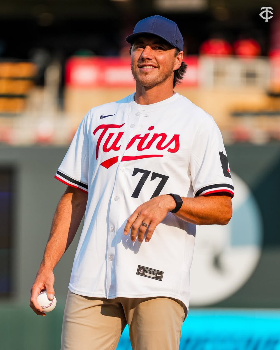 Great job <a href="/TJOshie77/">TJ Oshie</a> on his 1st pitch tonight at <a href="/UNDsports/">NorthDakotaAthletics</a> <a href="/UofNorthDakota/">U of North Dakota</a> night at the @twins STRIKE! ❤️👏⚾️🥅🏒 #UNDProud