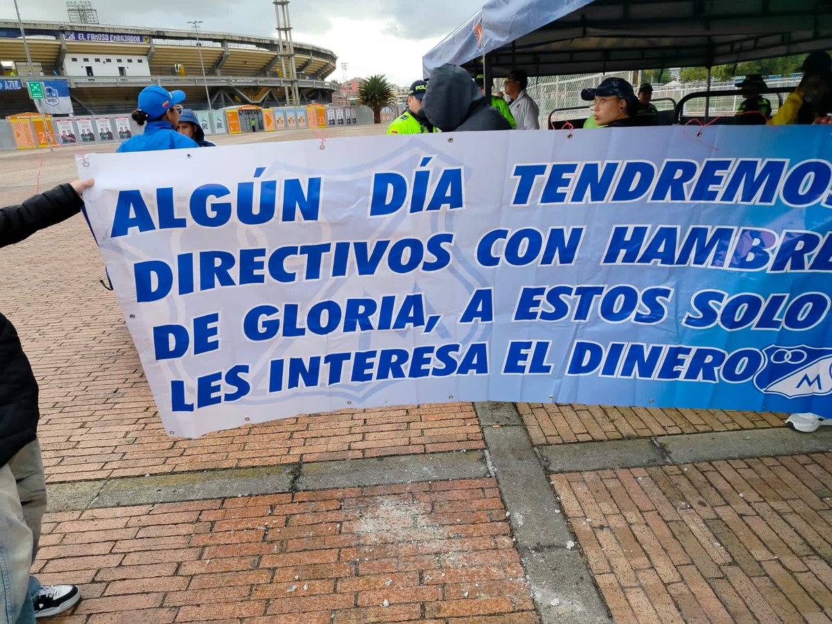 Gisselle (@gisselleapa) on Twitter photo El colmo que <a href="/MillosFCoficial/">Millonarios FC</a> no deje que los hinchas ingresen las pancartas de protesta. Cierre con broche de “oro” de una de las pretemporadas más sombrías en los últimos años. Serpa es un dictador, un tipo soberbio, desconectado.
Rotemos las fotos por fa!! El colmo que <a href="/MillosFCoficial/">Millonarios FC</a> no deje que los hinchas ingresen las pancartas de protesta. Cierre con broche de “oro” de una de las pretemporadas más sombrías en los últimos años. Serpa es un dictador, un tipo soberbio, desconectado.
Rotemos las fotos por fa!!