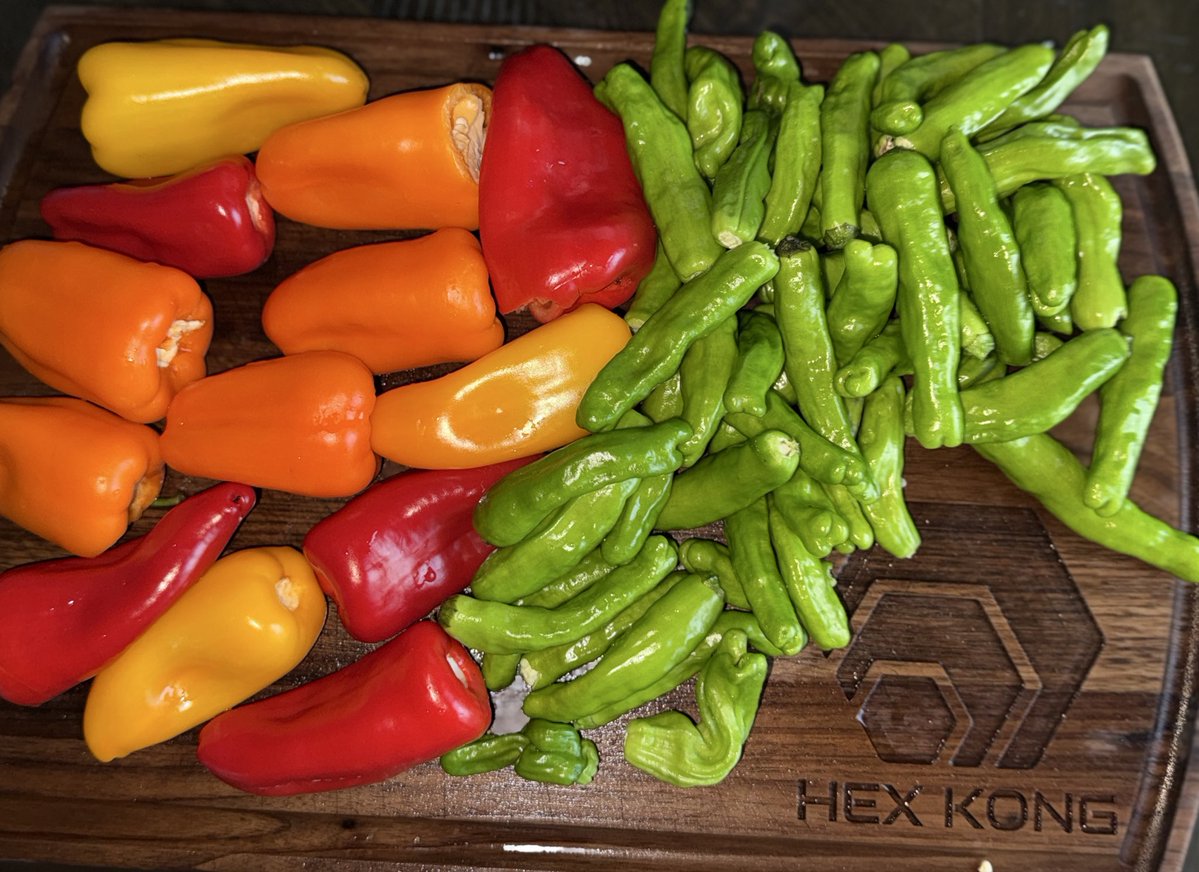 HEXkong's tweet image. Can anyone guess what Kong is making for dinner!? 🎩
🌶️🫑
HEX PLS PLSX INC