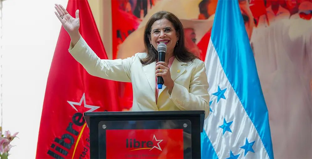 elpulsohn's tweet image. #EPActualidad | “Es un país de libertades, nosotros salimos a las calles después del golpe de Estado y lo que recibimos fue violencia, persecuciones y exilios, lástima que el Partido Nacional lo hace, porque quieren mantener su estructura del fraude”, dijo la candidata de Libre,…
