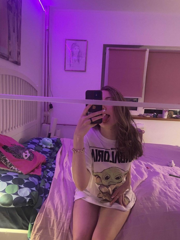 AdamsGabri5470's tweet image. Just a nerdy girl