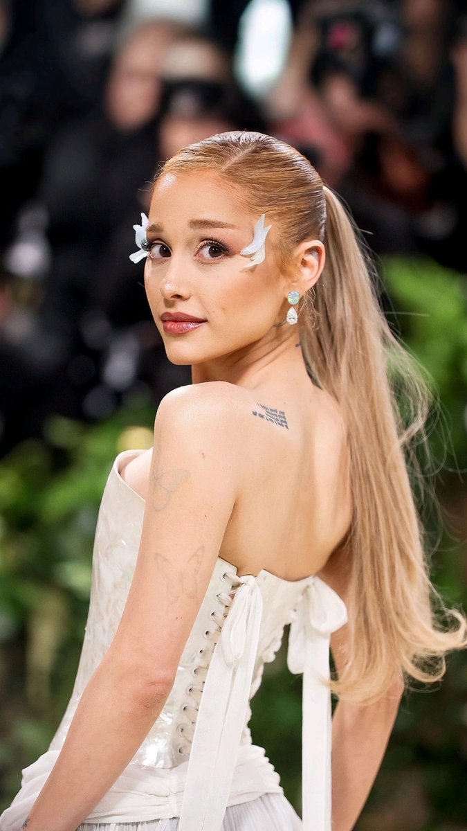 vampireidiooot's tweet image. would you still stan ariana grande if she turned into a fish?