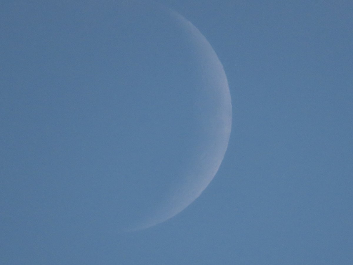 MrsAstronaut's tweet image. Waxing crescent moon