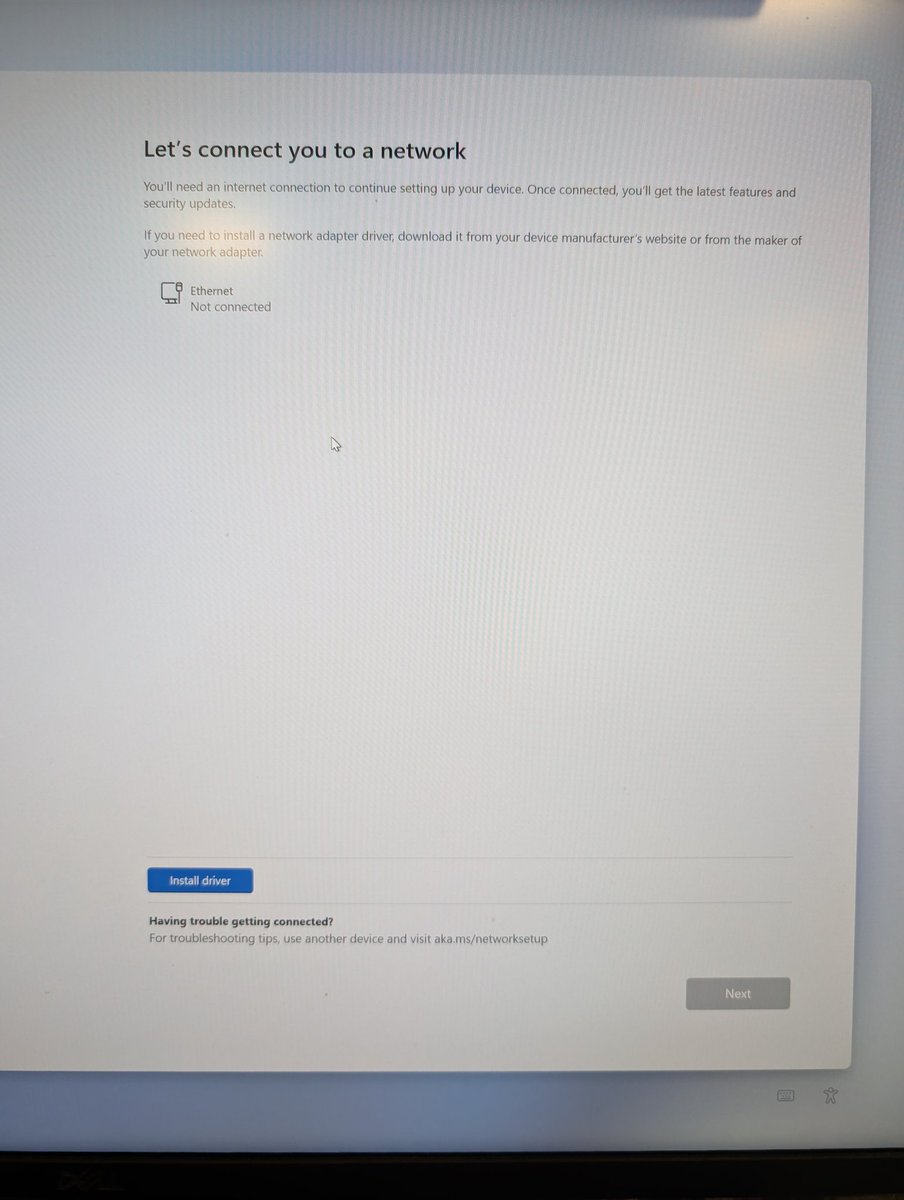 0xm4xw3ll's tweet image. The stupidest system installation ever. What if a user does not have the second PC to download these drivers? Even if they have another device, how to transfer the driver without an USB drive?