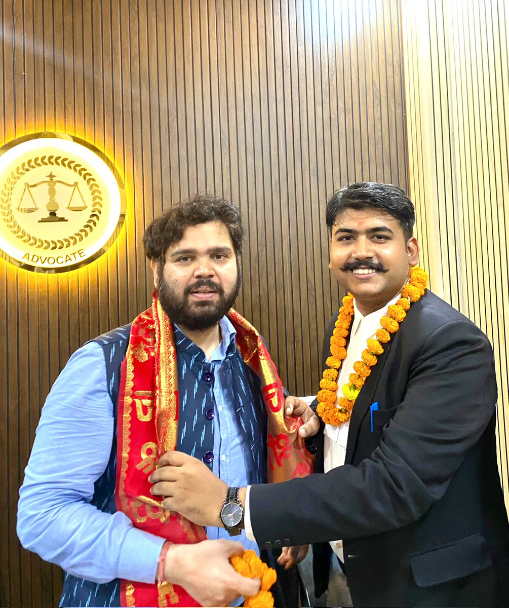 KmrNamamiDixit's tweet photo. कचहरी परिसर, उन्नाव स्थित अपने चैम्बर में बार काउंसिल ऑफ उत्तरप्रदेश के मा० उपाध्यक्ष #श्री_अनुराग_पांडेय_जी का स्वागत किया एवं सानिध्य मिला।
•
•
•
#vicepresident #BarCouncilofUP #YOUthCANLEAD
@anuragpandeyji https://t.co/KBcQ35fwGQ