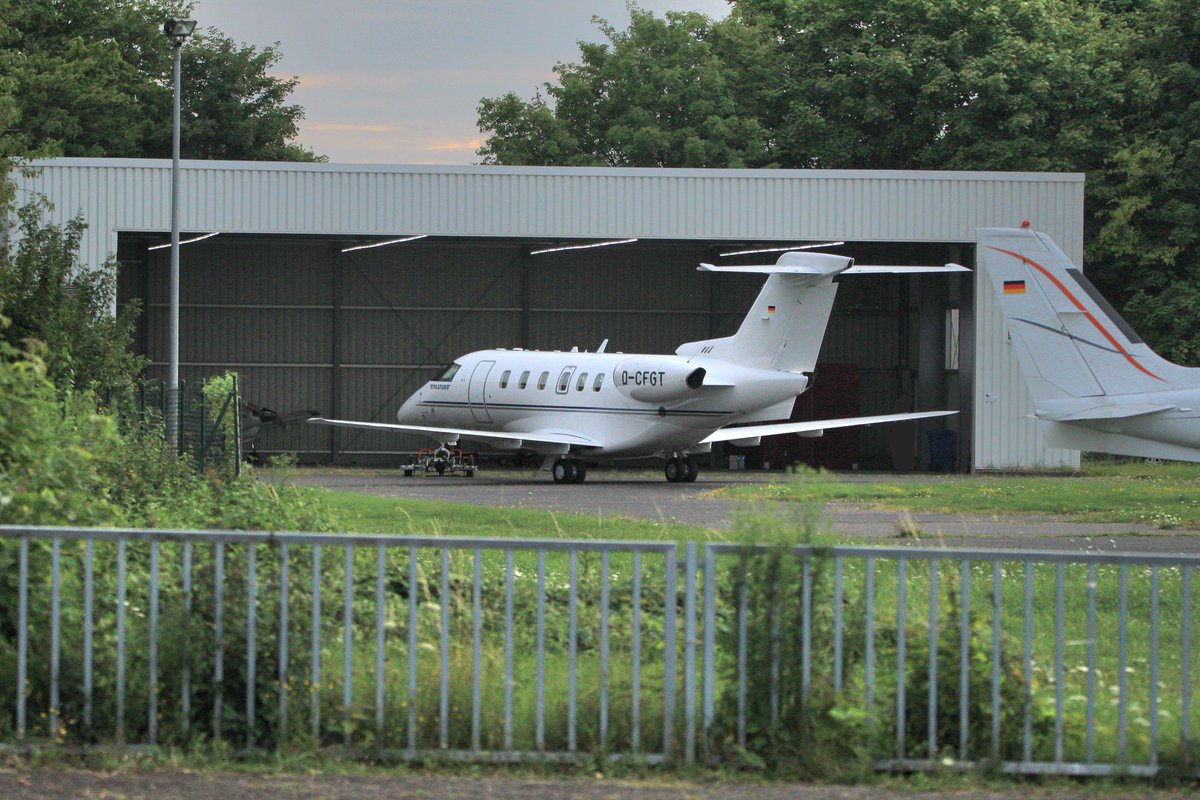 HWausKo's tweet image. Die PC-24 D-CFGT kam aus Siegen und wird in den Hangar geschoben.