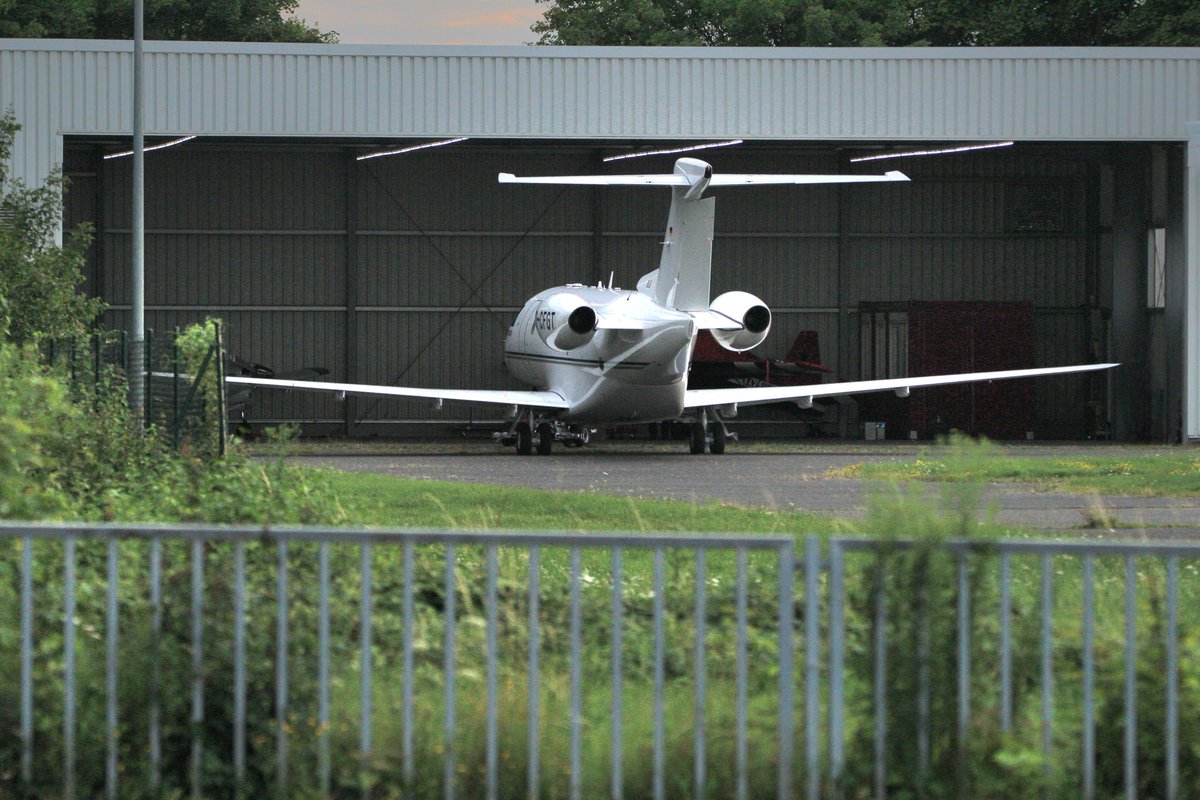 HWausKo's tweet image. Die PC-24 D-CFGT kam aus Siegen und wird in den Hangar geschoben.