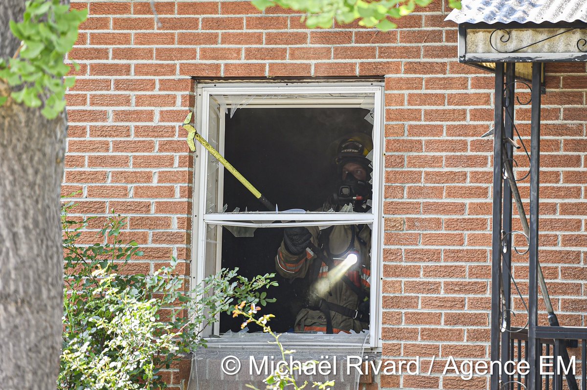 Michael_Rivard_'s tweet photo. Un incendie s’est déclaré sur la rue Prévost, à Longueuil, en début d’après-midi. Aucun blessé n’est à déplorer. La scène a été remise au service de police pour enquête. @POMPIERSAPPAL https://t.co/xCkIpatM5z