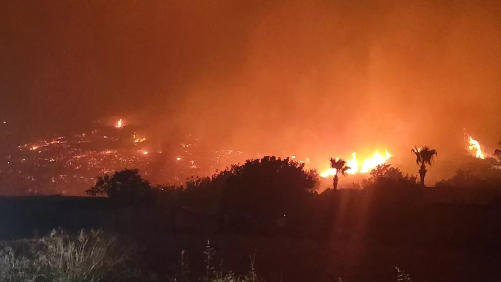 Theodoulos123's tweet image. «52 λεπτά σιωπής από τον ουρανό».
Τραγικός απολογισμός:
🔥 Καμένη έκταση: 120,7 km² (1,3% της Κύπρου)
🏠 Ολοσχερώς κατεστραμμένα σπίτια: 250
🏚️ Σοβαρές ζημιές σε κατοικίες: >1600
🏭 Κατεστραμμένες επιχειρήσεις/υποστατικά: 97
🚗 Καμένα οχήματα: 128
💰 Συνολική εκτίμηση κόστους…