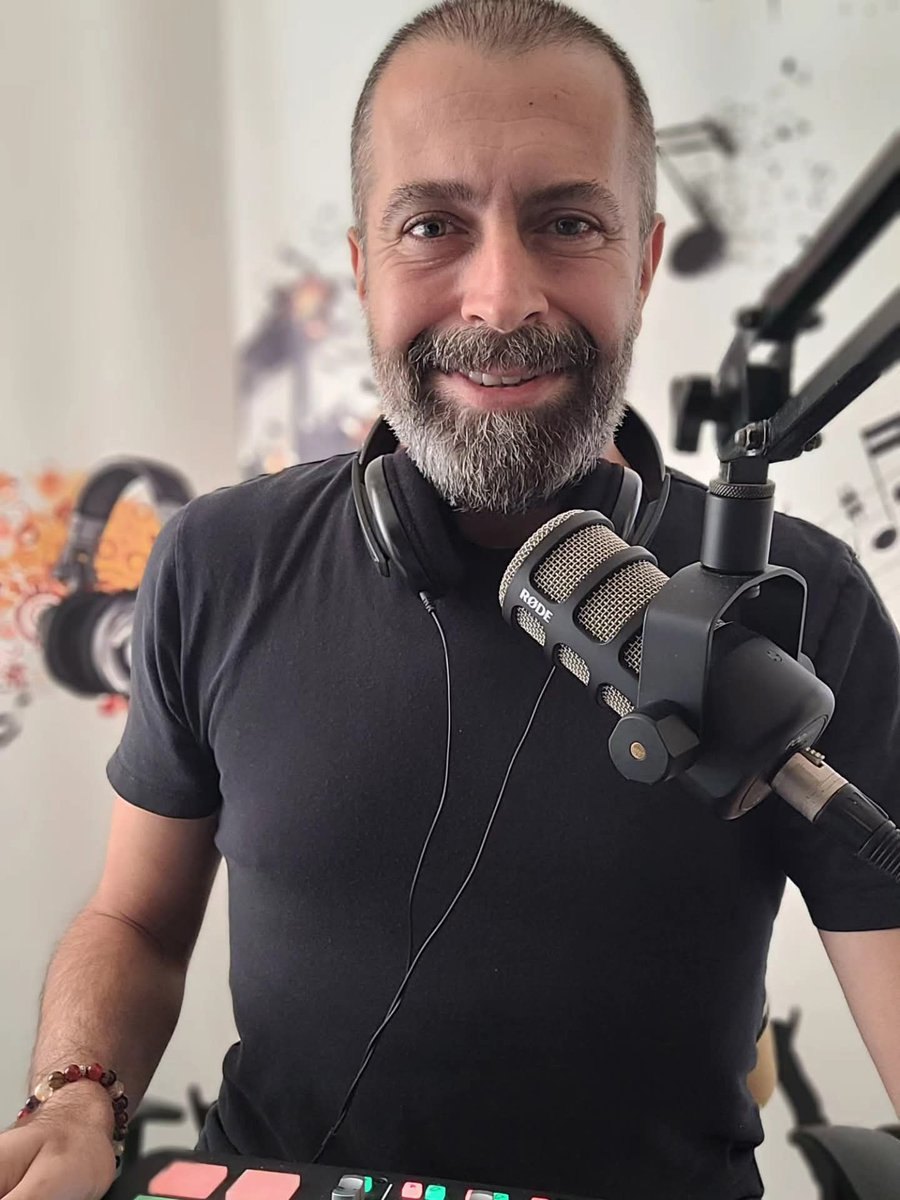 28 Temmuz 1995... Radyoda ilk programımı yaptığım o anı hâlâ heyecanla hatırlıyorum. 🎙️ Üzerinden 30 yıl geçen, hayatımın en özel başlangıçlarındandı. Bugün bu yolculuğun yıldönümü.  Dinleyen, inanan, destekleyen ve her adımında yanımda olan herkese yürekten teşekkür ediyorum