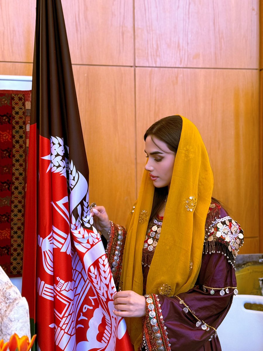 ملي بیرغ دې تل هسک او رپاند وي! 🇦🇫

ملي بیرغ چې لوړ او ځوړند وي، دا د یوه ملت د نه تسلیمېدونکي ارادې، ازادۍ، سرښندنې او هویت نښه ده.
تور، سور او زرغون بیرغ به بیا د حق، عدالت او آزادۍ په آسمان کې ورپېږي.

د ملي بیرغ ورځ 🇦🇫