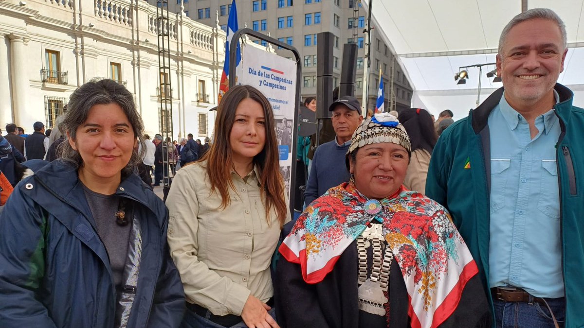 📍#SANTIAGO | Destacando el invaluable aporte de hombres y mujeres del campo en el desarrollo de la agricultura del país, el 𝗣𝗿𝗲𝘀𝗶𝗱𝗲𝗻𝘁𝗲 𝗚𝗮𝗯𝗿𝗶𝗲𝗹 𝗕𝗼𝗿𝗶𝗰 𝗲𝗻𝗰𝗮𝗯𝗲𝘇𝗼́ 𝗹𝗮 𝗰𝗼𝗻𝗺𝗲𝗺𝗼𝗿𝗮𝗰𝗶𝗼́𝗻 𝗱𝗲𝗹 𝗗𝗶́𝗮 𝗱𝗲 𝗹𝗮𝘀 𝗖𝗮𝗺𝗽𝗲𝘀𝗶𝗻𝗮𝘀 𝘆