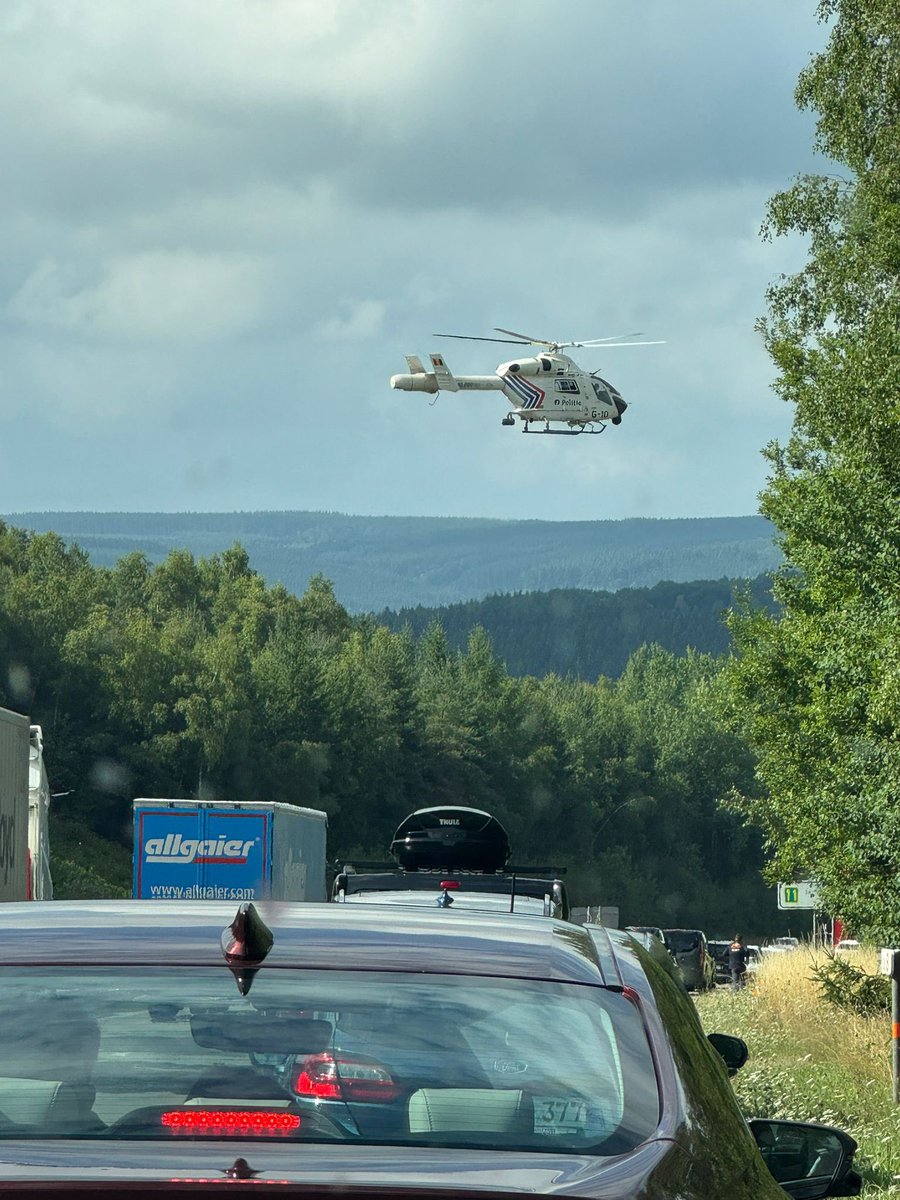 Monday and we’re not in the yard. We were watching Belgium police manage traffic from the sky 🚁🇧🇪
Heli lands. Cars stop. Order restored.
Honestly? 10/10 traffic management.
Might ask if they fancy a shift at the M25 next week 👀

#Triple9 #BelgiumStyle #TrafficControl