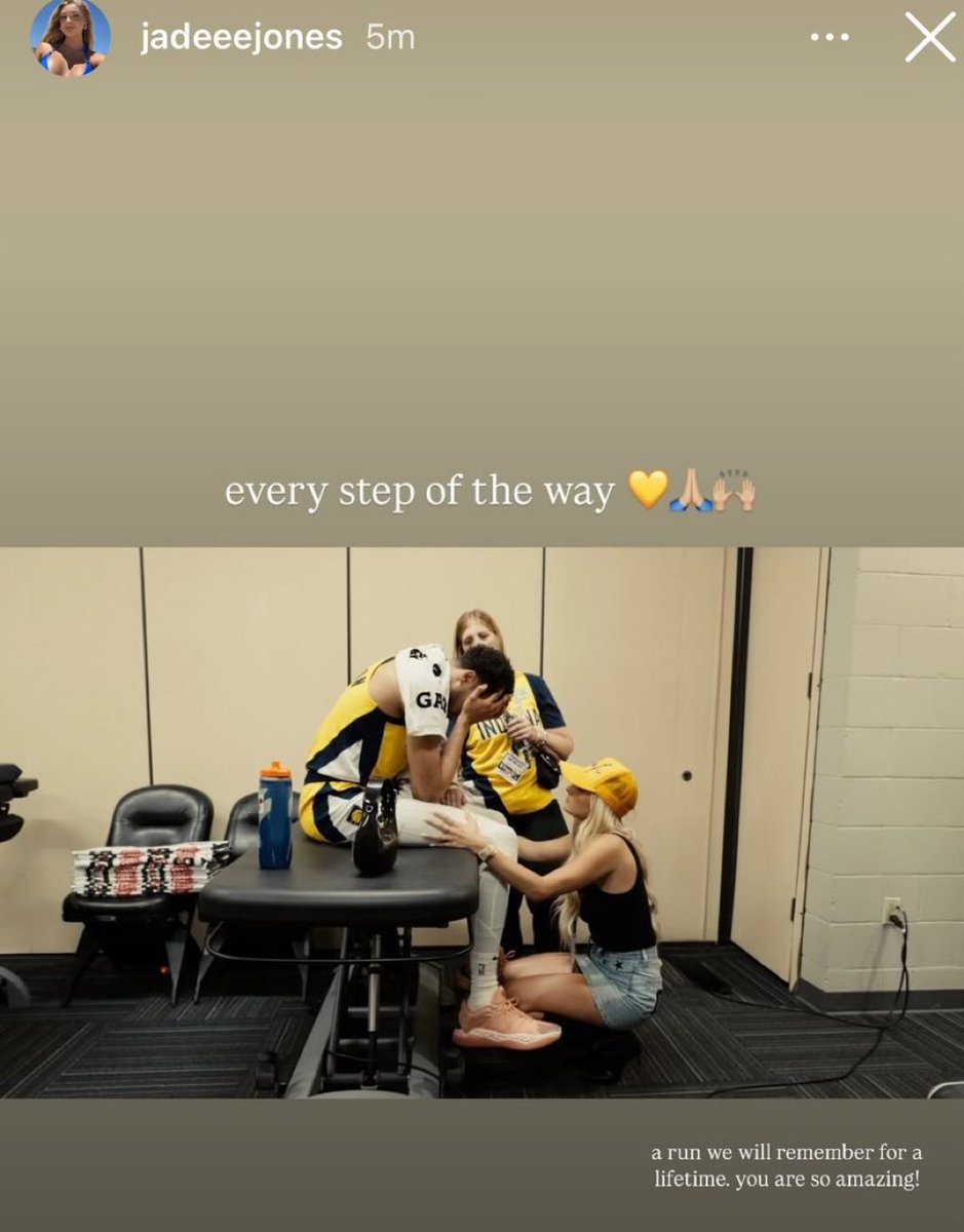 Error404Sofi's tweet image. Sabes que es la indicada cuando no duró ni 3s en estar en ese vestuario junto a él después de perder su mejor momento