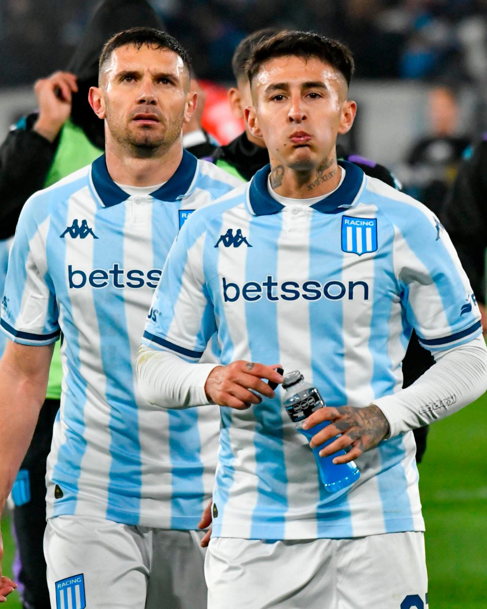 LeandroAdonio's tweet photo. Ahora que ya bajó la espuma, quiero hacer una catarsis sobre el presente futbolístico de #Racing.

👉 Primero, es importante contextualizar: este equipo está en plena etapa de formación. Las bajas por lesiones y salidas obligaron a rearmar el plantel, mientras que varias incorporaciones llegaron recientemente y todavía están en proceso de adaptación.

⚽️ Dentro de todo, en este mercado de pases #Racing logró mantener la base de titulares. La única salida significativa fue la de Maxi Salas, que decidió irse por voluntad propia. Por otro lado, se sumaron refuerzos en puestos clave, pedidos por Gustavo Costas y validados por el trabajo de la Secretaría Técnica.

‼️ Lo que realmente preocupa es que, habiendo enfrentado ya varios partidos como el de #Estudiantes, el equipo todavía no haya encontrado respuestas para ese tipo de planteos. Me refiero a rivales que se cierran bien atrás, aprovechan una chance clara y después se dedican a cortar el ritmo del juego para cuidar el resultado.

👉 Es entendible que el presente genere inquietud, pero también hay que considerar que el torneo recién comienza y, más allá de las dudas, hay material para mejorar. 

💪 Confío en que con trabajo, tiempo y algunos ajustes, #Racing puede encontrar el rumbo.