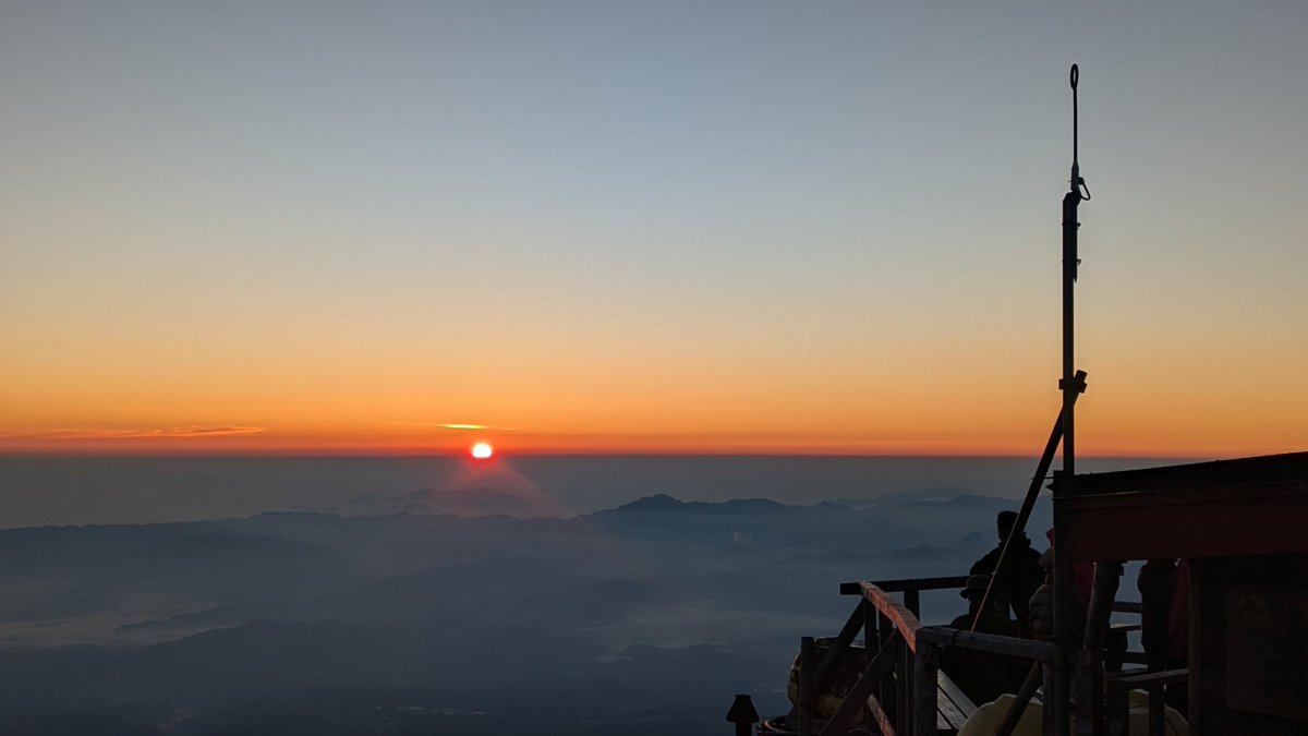 akadake2899m's tweet image. おはようございます。今朝の赤岳は晴れです。気温は11℃。西からやや強い風が吹いています。
＃赤岳
＃八ヶ岳