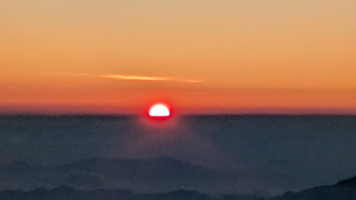 akadake2899m's tweet image. おはようございます。今朝の赤岳は晴れです。気温は11℃。西からやや強い風が吹いています。
＃赤岳
＃八ヶ岳