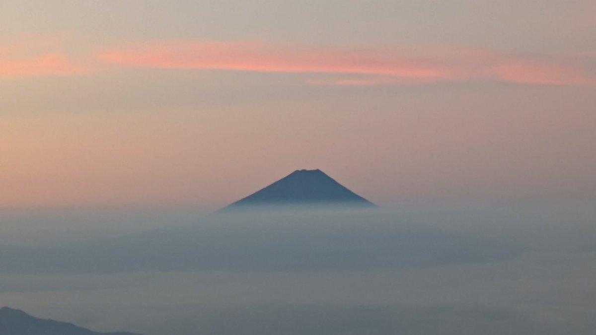 akadake2899m's tweet image. おはようございます。今朝の赤岳は晴れです。気温は11℃。西からやや強い風が吹いています。
＃赤岳
＃八ヶ岳