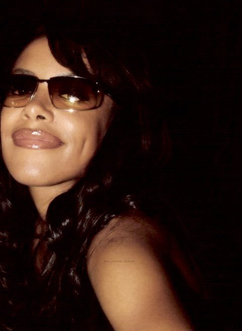 neptunes_static's tweet image. aaliyah backstage at 106 &amp;amp; park (2001)
