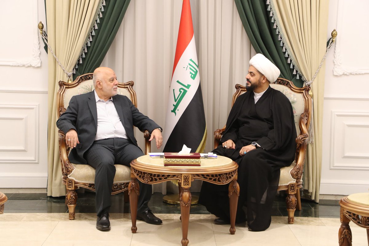 الشيخ الأمين يستقبلُ الدكتور حيدر العبادي في بغداد.

استقبَلَ الأمينُ العام لحركةِ عصائبِ أهلِ الحقِّ، سماحةِ الشيخِ قيس الخزعليّ، في مكتبِهِ بالعاصمة بغداد، رئيسَ الوزراءِ الأسبق الدكتور حيدر العبادي.
وجرى خلالَ اللقاء بحثُ آخرِ المستجدّاتِ والتطوّراتِ السياسيّةِ والأمنيّةِ في