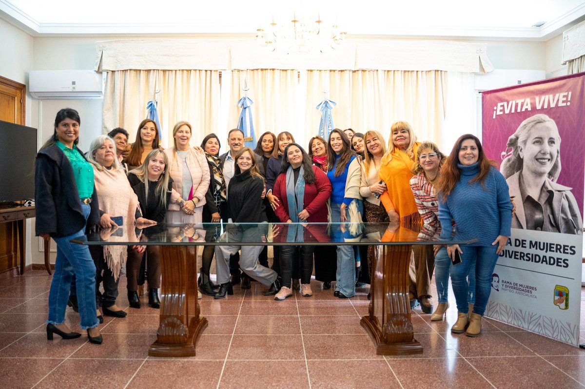 QuintelaRicardo's tweet image. Las compañeras que representan los espacios de la Rama de la Mujer y Diversidad en cada uno de los departamentos vinieron a contarnos lo que viven y perciben en el día a día, muchas mujeres de nuestra provincia, que no la están pasando para nada bien.
Actualmente, las mujeres…
