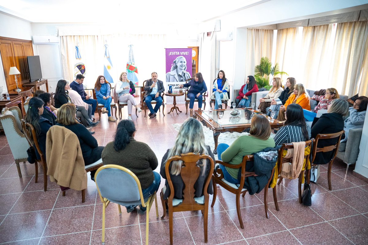 QuintelaRicardo's tweet image. Las compañeras que representan los espacios de la Rama de la Mujer y Diversidad en cada uno de los departamentos vinieron a contarnos lo que viven y perciben en el día a día, muchas mujeres de nuestra provincia, que no la están pasando para nada bien.
Actualmente, las mujeres…