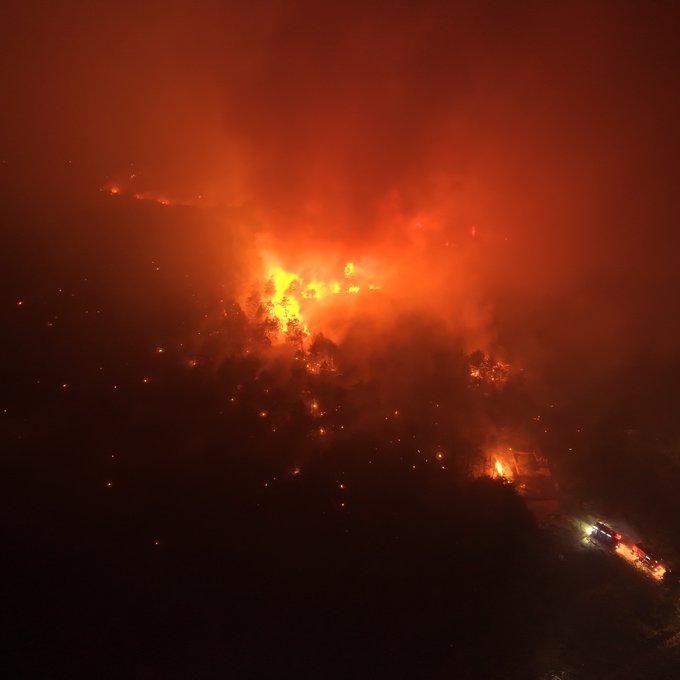 Maalesef ülkemizin oksijen deposu, nefesimiz., ciğerimiz, canımız Karabük'te yangın günlerdir devam ediyor.
Karabük bu ülkenin oksijen cephaneliği, oksijen deposudur.

Karabük, bu gece.

#KarabükYanıyor