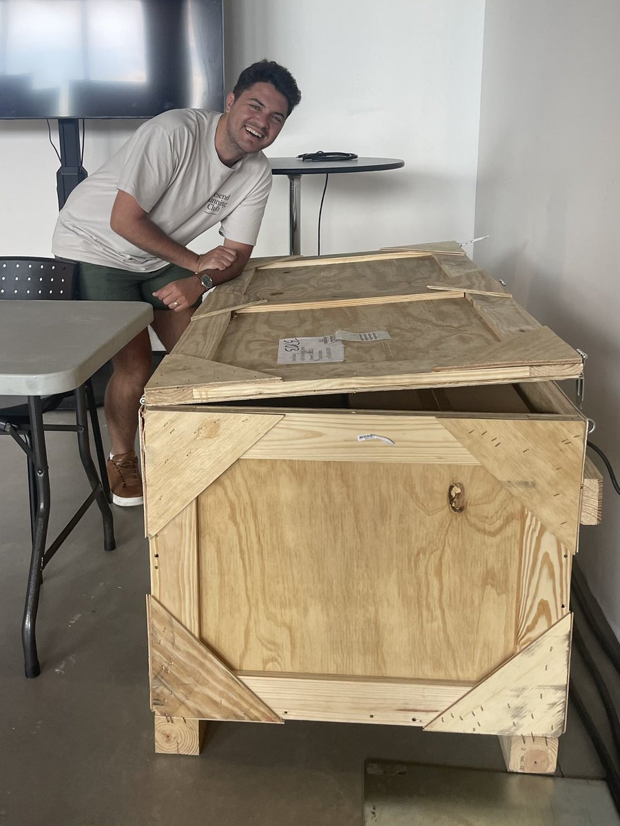 zenorocha's tweet image. we’re in Denver this week for @LaraconUS!
the event starts tomorrow, so we shipped this huge wooden crate with all the booth equipment.
no idea how we’re going to ship this back home 🤣