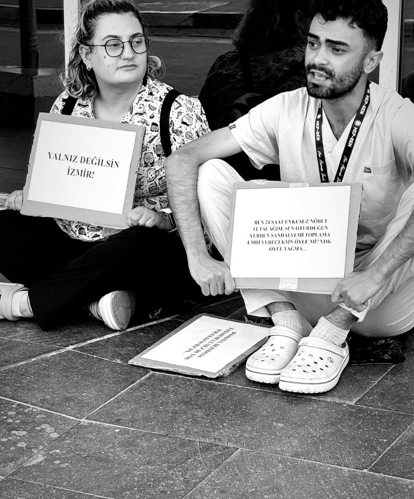 İzmir Şehir Hastanesi’nde yaşanan rezalet sadece bir “SANDALYE” meselesi değildir; hemşirelere yönelik kirli bir zihniyetin tezahürüdür!

Konuyu dahi kavrayamayan bazı çevrelerin, “Mücadelemiz sonuç verdi, sandalyeler yerine kondu” algısı utanç vericidir.

And olsun ki bu kirli