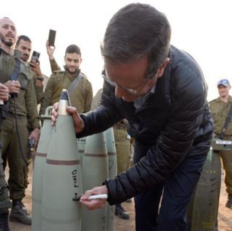 SiccoVanHoegee's tweet photo. Het zal maar je president zijn. Herzog schreef een dodelijke boodschap voor de kinderen van Gaza op een bom. Herzog zei daarna dat er geen onschuldige mensen in Gaza zijn. Herzog is een oorlogsmisdadiger die in Scheveningen hoort te zijn. #StarvingGaza https://t.co/LbIiRRbpRm