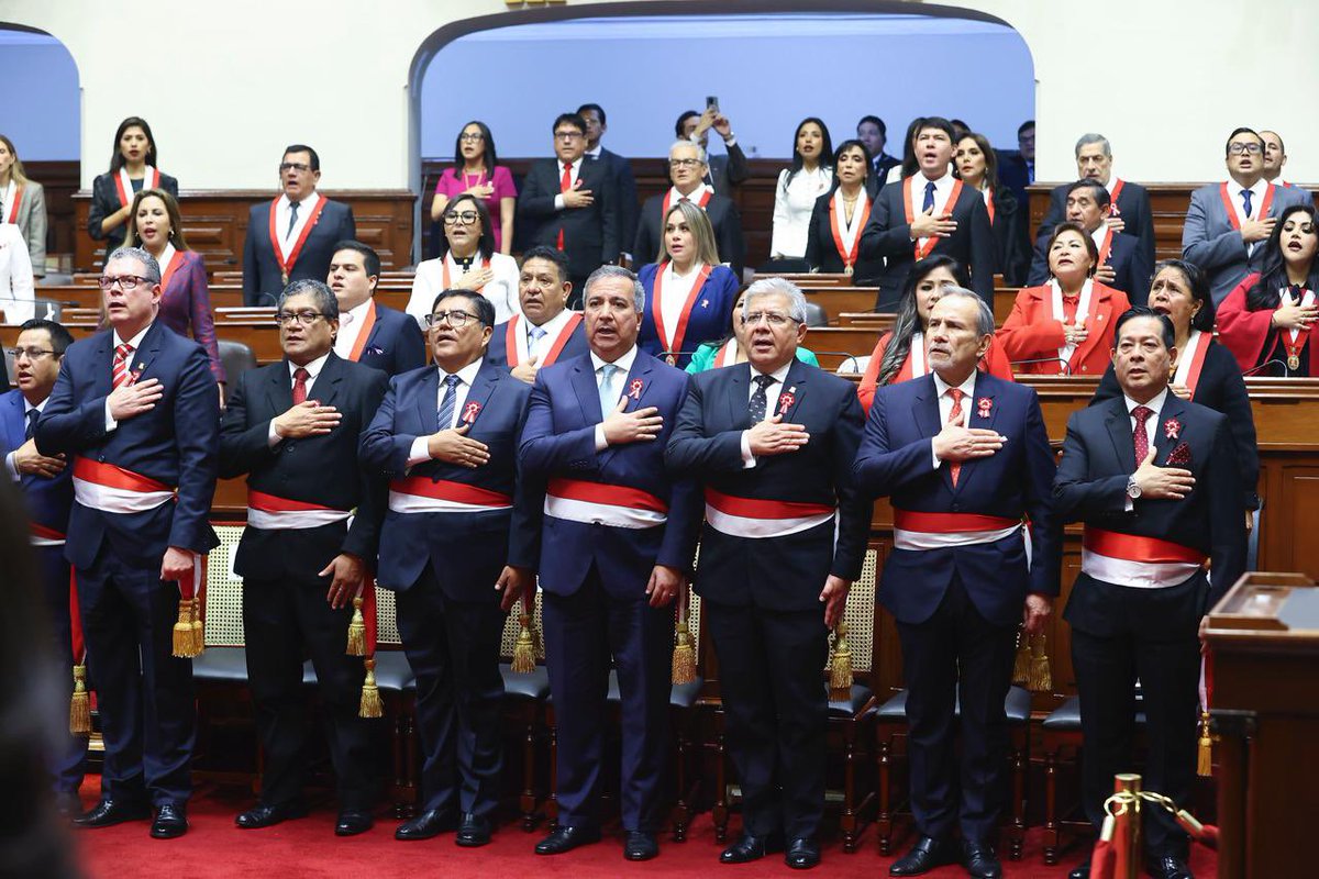 Junto a la presidenta de la República, Dina Ercilia Boluarte Zegarra, el ministro del Ambiente, Juan Carlos Castro, acompaña a la mandataria en la ceremonia del #MensajeALaNación desde el Congreso de la República.

#UnPerúQueCreceUnido 🇵🇪