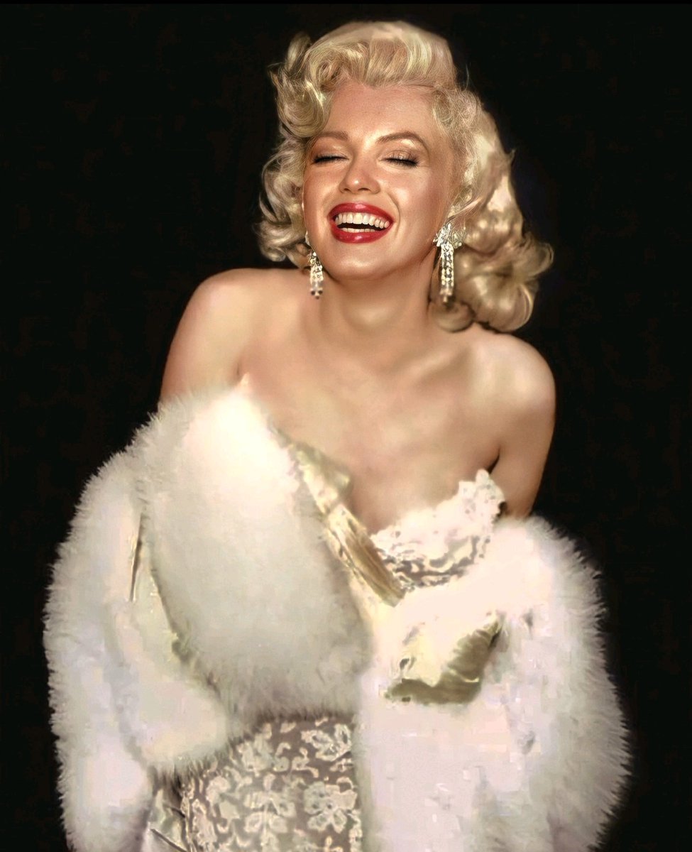 MarilynDiary's tweet image. Marilyn Monroe at the premiere of "How to Marry a Millionaire," 1953.
