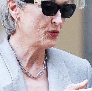 i’m a simple gal, really !!
(the CHAIN NECKLACE?? okay lesbian!!)