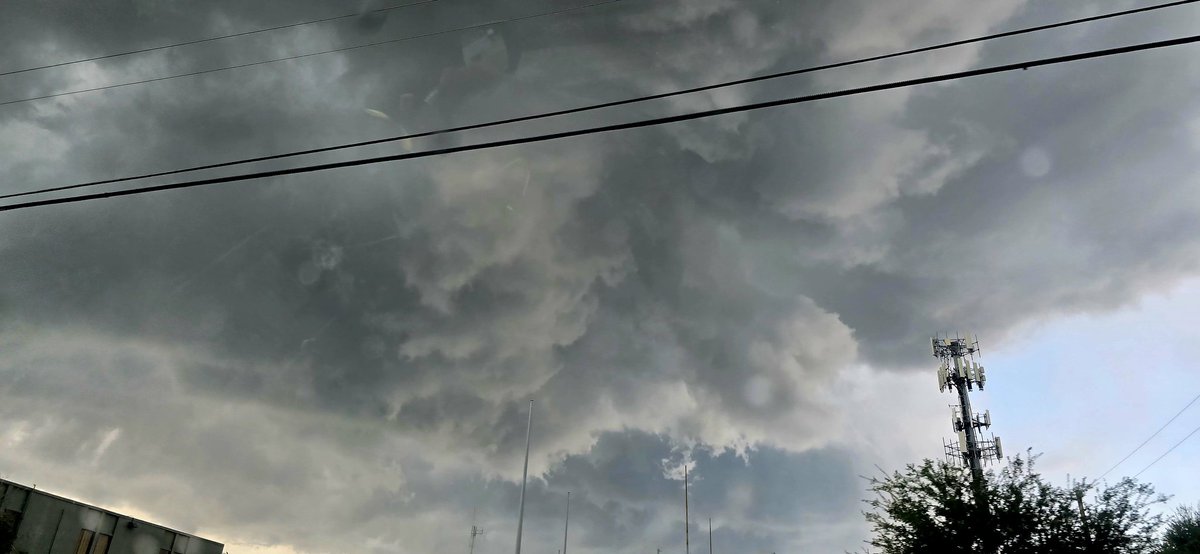 landersen83's tweet photo. Happy Monday in #KennethCity another round of storms!! It feels so nice out with these storms ! Loving our storm season!!! 🌧🌩😃
Ps. This storm cloud look awesome!! And its sunny on the right lol 😆
#FLwx #Pinellas #Florida #HurricaneSeason #StormSeason #WeatherNerd
@bn9weather @mcclureWX @Jlinkerwx @PaulFox13 @WeatherNation