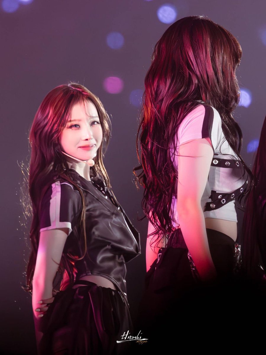 dreamofwntr's tweet image. karina better than me bc if I turned my head and I saw winter staring at me like this I would’ve had to kiss her in front of the entire crowd