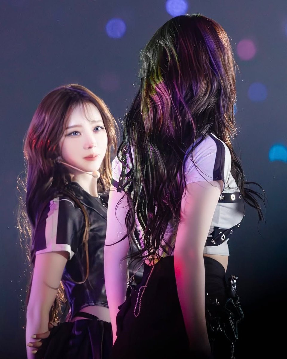 dreamofwntr's tweet image. karina better than me bc if I turned my head and I saw winter staring at me like this I would’ve had to kiss her in front of the entire crowd