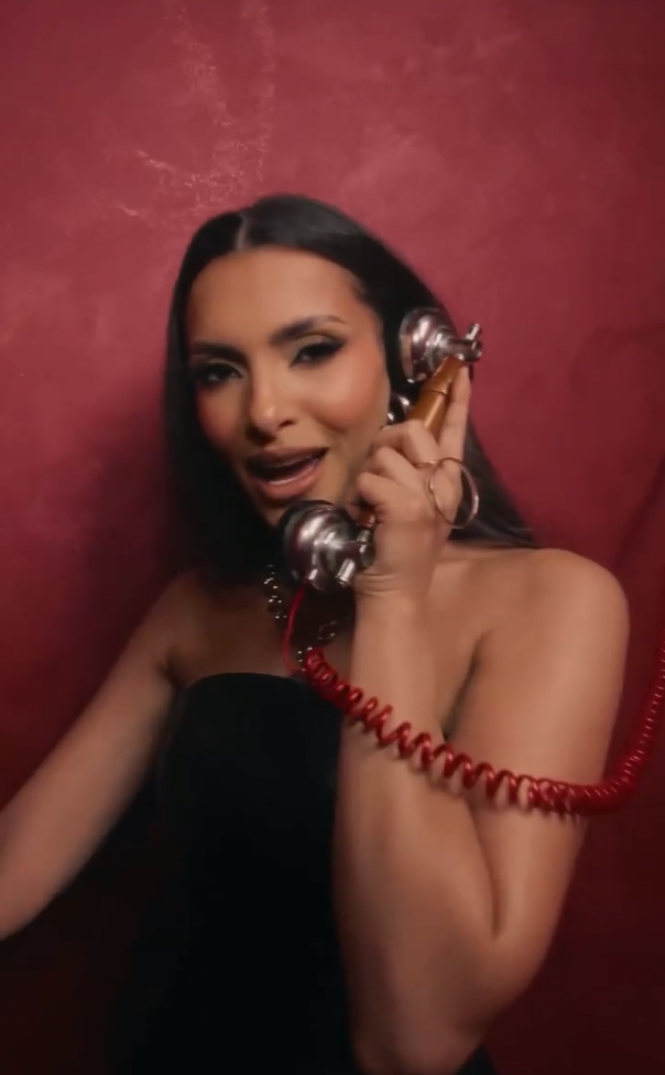 FilFan's tweet image. 🎼 كارمن سليمان تطرح برومو أغنية "صعبتها ع اللي بعدي" من ألبوم "أصح غلطة"، وموعد طرحها الخميس المقبل. شوف البرومو 👇 👇
filfan.com/Video/details/…
"صعبتها ع اللي بعدي
كل اللي هييجي ماشي
ومحدش بعد مني
هيلاقي مكان فاضل له"