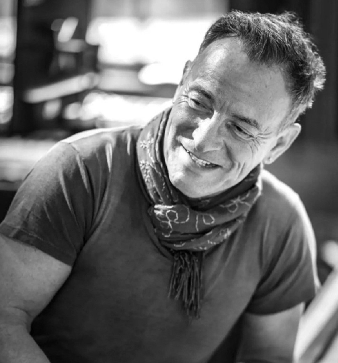 ImSilverBoss's tweet image. "Hicimos una promesa...juramos que siempre la recordaríamos." 

Bruce Springsteen - No Surrender 

Buenas noches y hasta mañana.