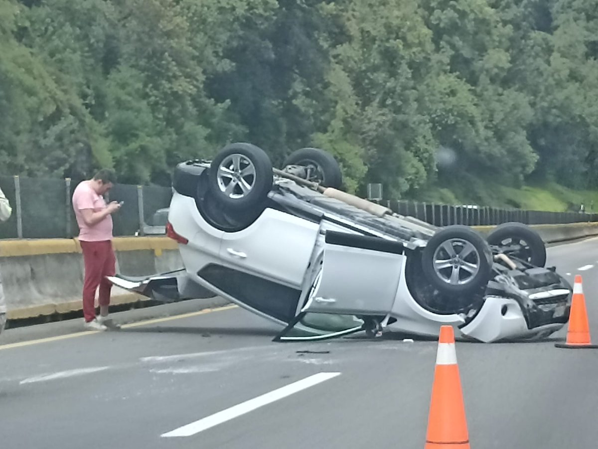 linea_caliente_'s tweet image. #ReporteVial | En estos momentos se reporta un vehículo volcado antes de la pera con dirección a Cuernavaca. El conductor y acompañantes resultaron lesionados.