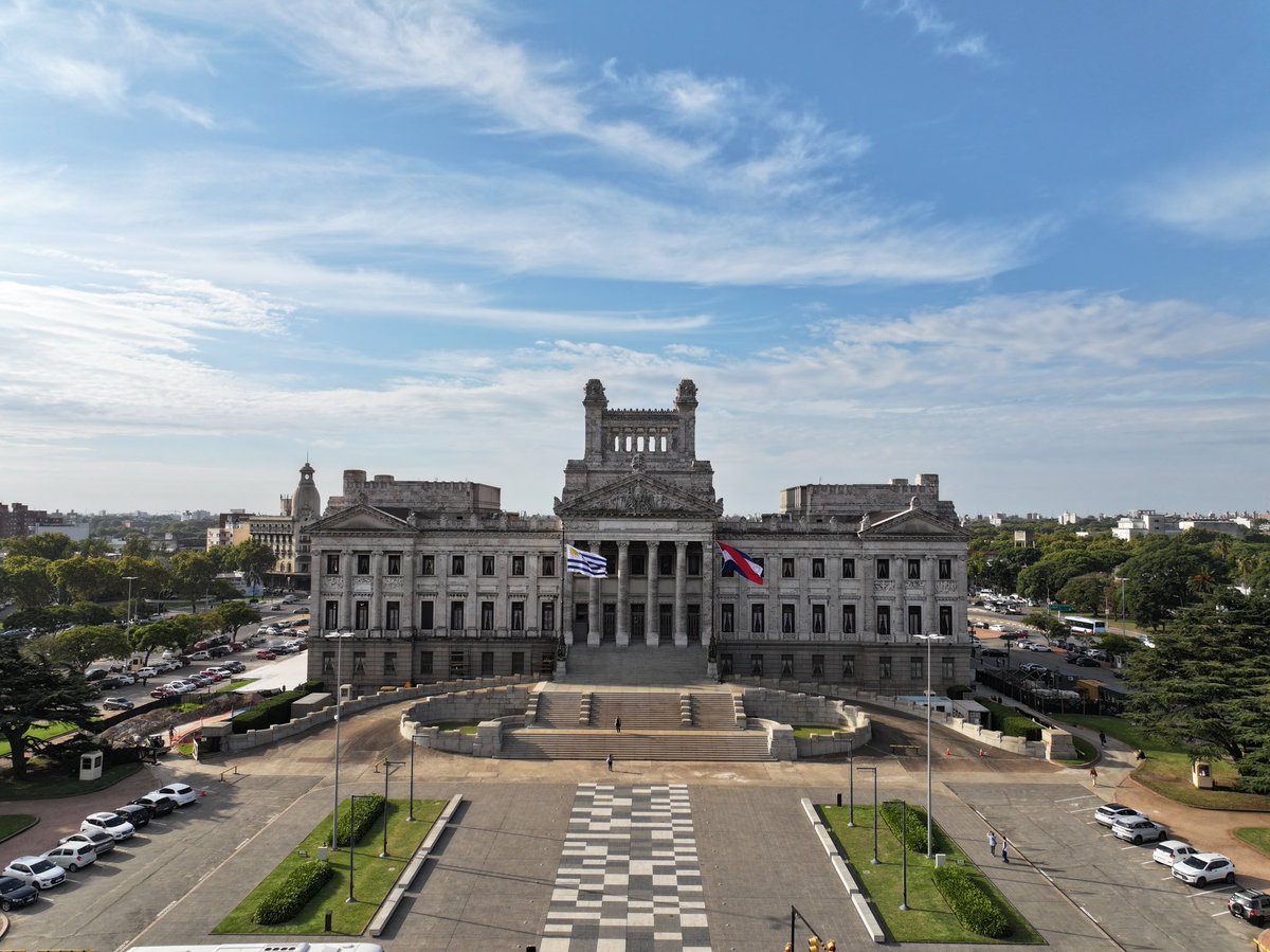 Parlamento_UY's tweet image. 👉 Con la presencia de la Presidenta de la Asamblea General @CosseCarolina, se realizará el acto correspondiente a la asunción de la Dra. Mariana Mota en el Consejo del @inddhhuy.
📅 Jueves 31 de julio - 13:00 horas - Salón de Eventos Especiales.
(+) goo.su/h0G9