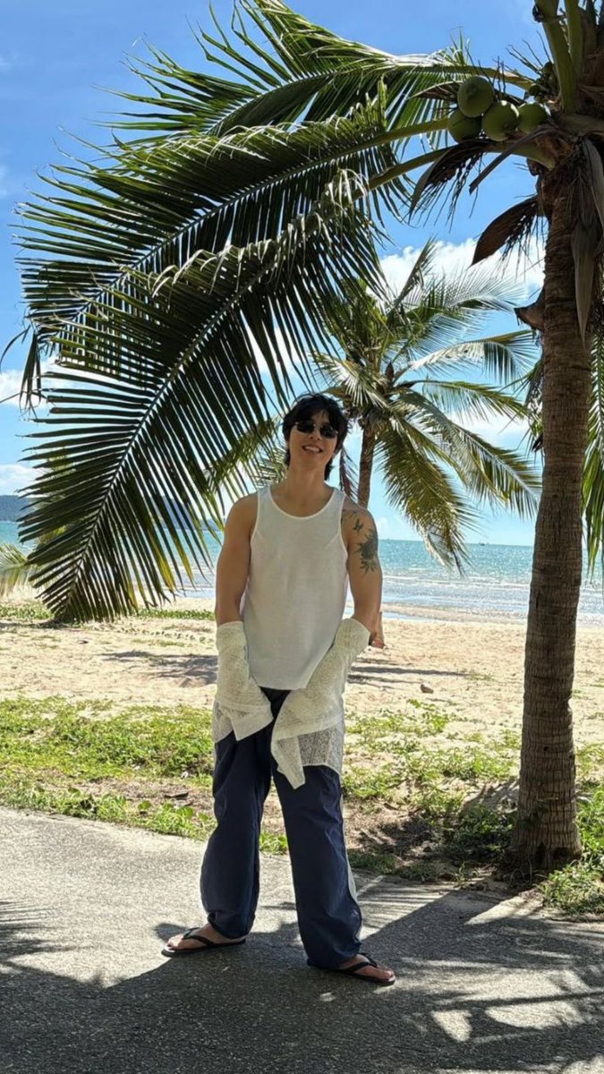 favxritejsuh's tweet image. giving on our honeymoon vibes