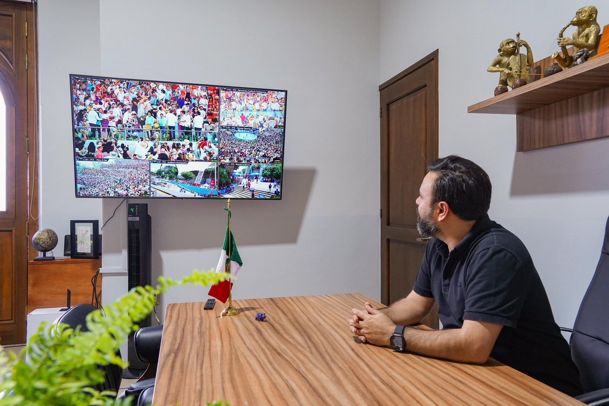 ¡Excelente inicio de semana, amigas y amigos! ✨️

Les saludo desde Palacio de Gobierno 👋🏼, donde estamos monitoreando el desarrollo de la Octava del Lunes del Cerro. Corporaciones de la <a href="/SSPC_GobOax/">SSPC Oaxaca</a> y equipo de la <a href="/SEGO_Oax/">SEGO Oaxaca</a>, <a href="/CDPAZ_GobOax/">CDPAZ Oaxaca</a>, <a href="/BusquedaOaxaca/">Comisión Estatal de Búsqueda de Personas Oaxaca</a> y <a href="/CADH_GobOax/">CADH</a> se